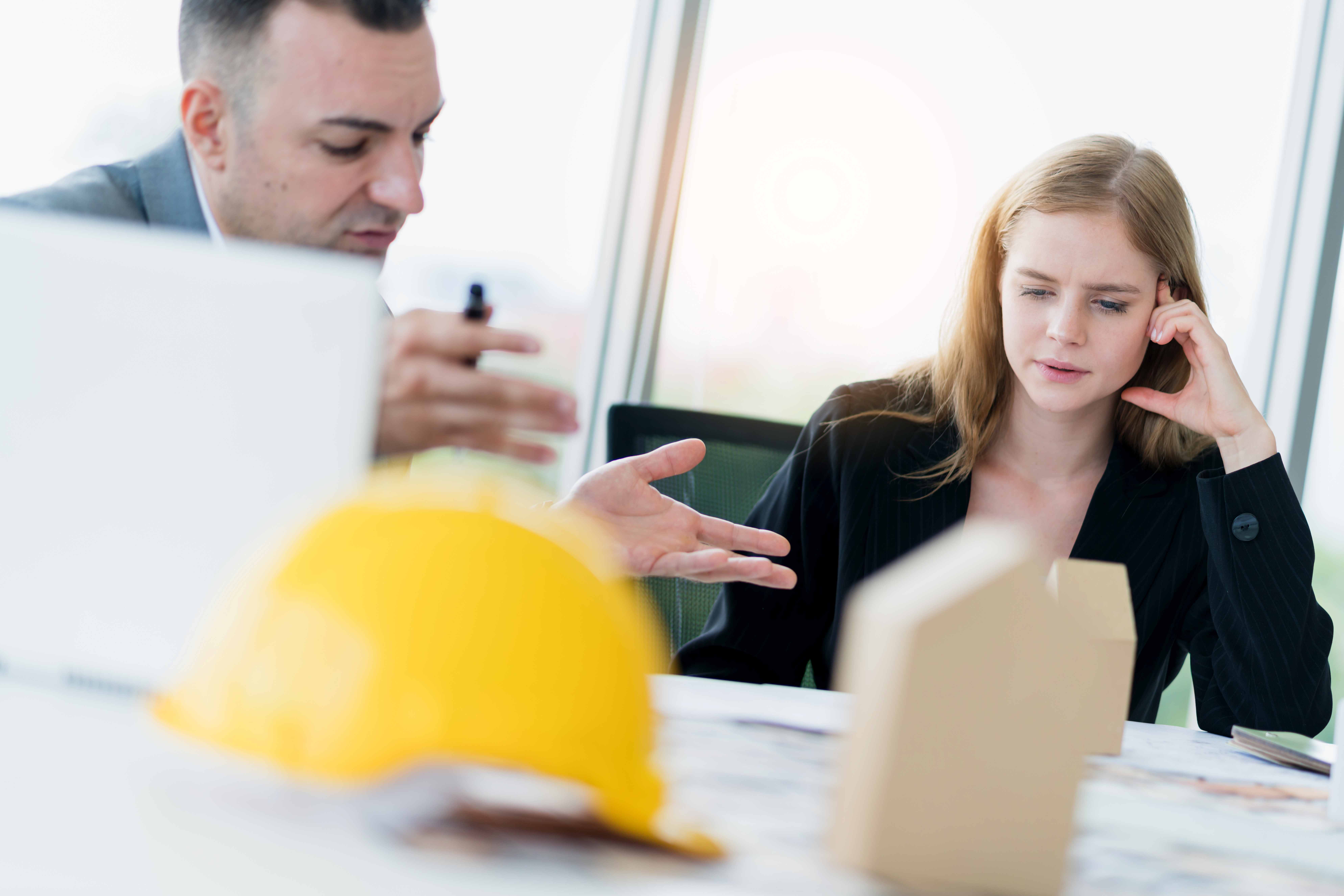 Преимущества и недостатки использования сленга в рабочей среде